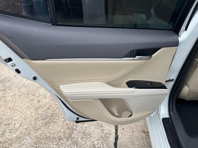 Toyota Camry Vehicle Full-screen Gallery Image 19