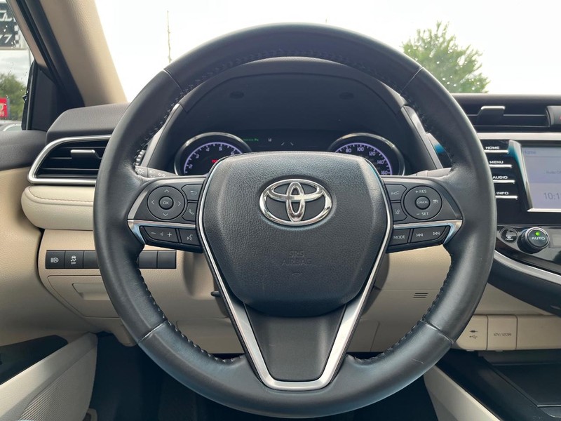 Toyota Camry Vehicle Full-screen Gallery Image 20