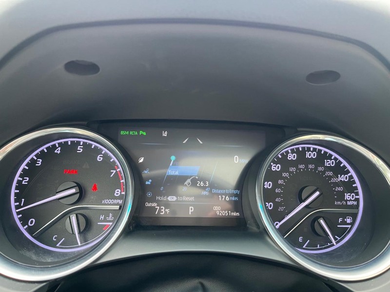 Toyota Camry Vehicle Full-screen Gallery Image 21