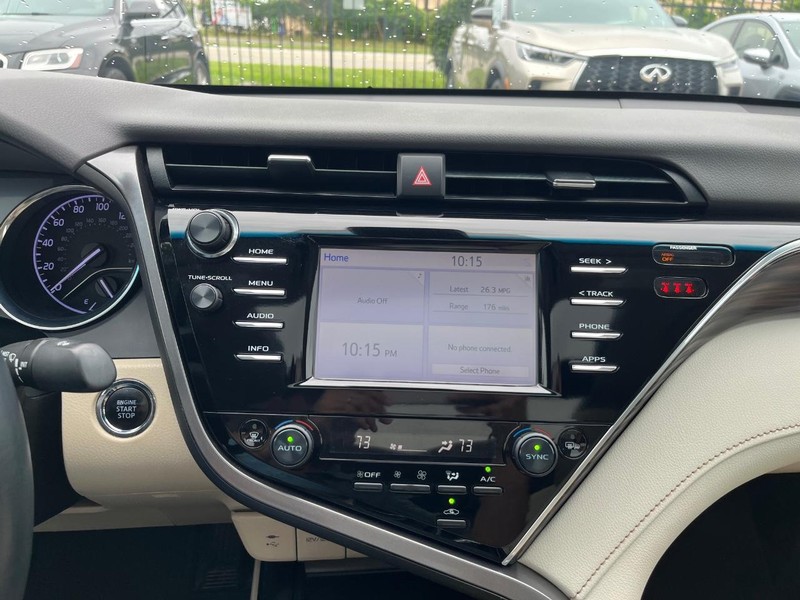 Toyota Camry Vehicle Full-screen Gallery Image 22