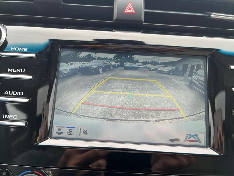 Toyota Camry Vehicle Full-screen Gallery Image 23