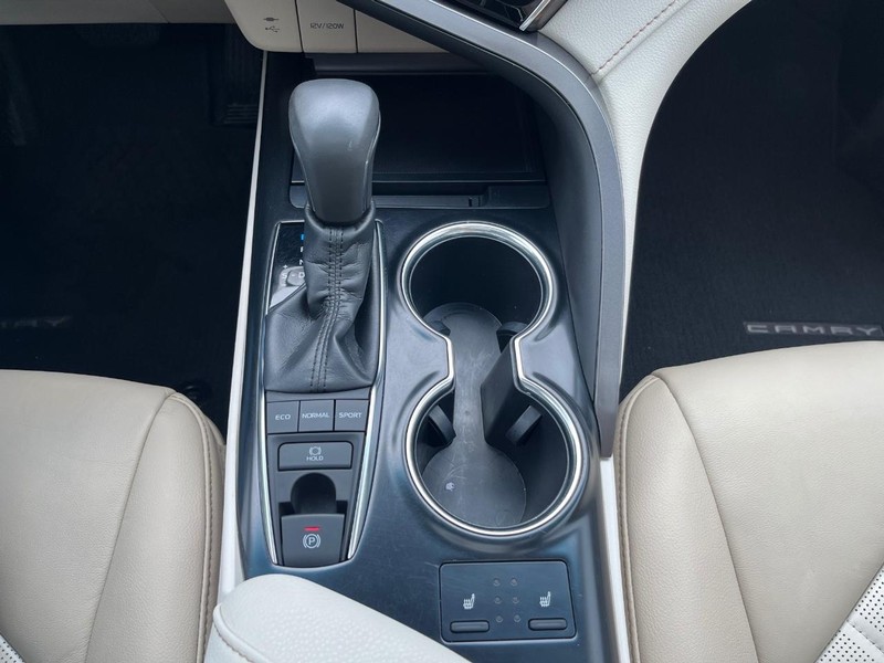 Toyota Camry Vehicle Full-screen Gallery Image 24