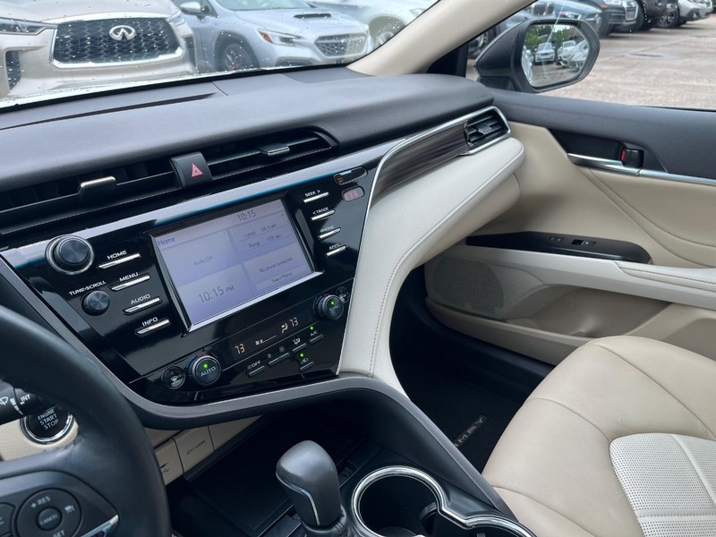 Toyota Camry Vehicle Full-screen Gallery Image 25