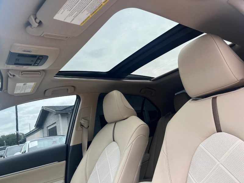 Toyota Camry Vehicle Full-screen Gallery Image 26