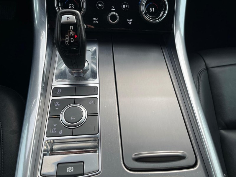 Land Rover Range Rover Sport Vehicle Full-screen Gallery Image 24