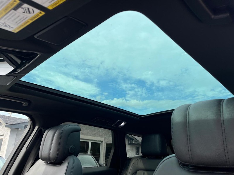 Land Rover Range Rover Sport Vehicle Full-screen Gallery Image 26