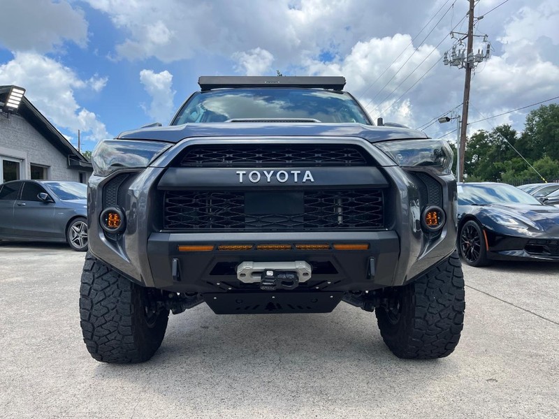 Toyota 4Runner Vehicle Full-screen Gallery Image 02