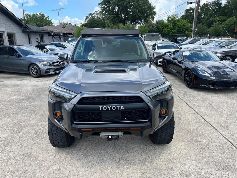 Toyota 4Runner Vehicle Full-screen Gallery Image 03