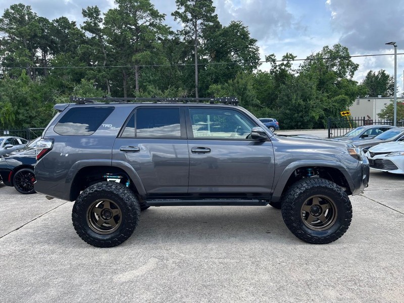 Toyota 4Runner Vehicle Full-screen Gallery Image 05