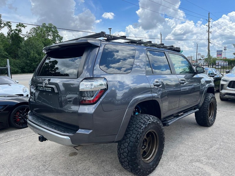 Toyota 4Runner Vehicle Full-screen Gallery Image 06