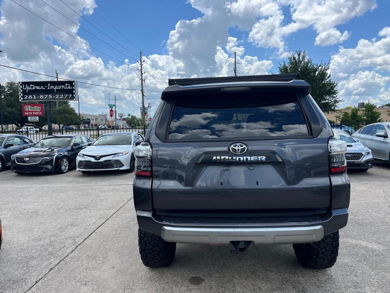Toyota 4Runner Vehicle Full-screen Gallery Image 07