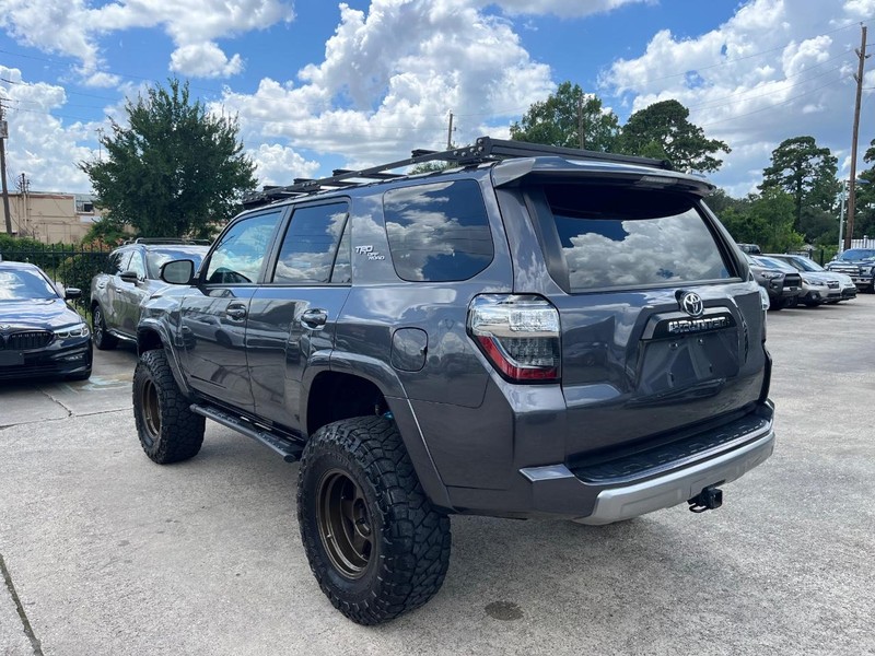 Toyota 4Runner Vehicle Full-screen Gallery Image 08