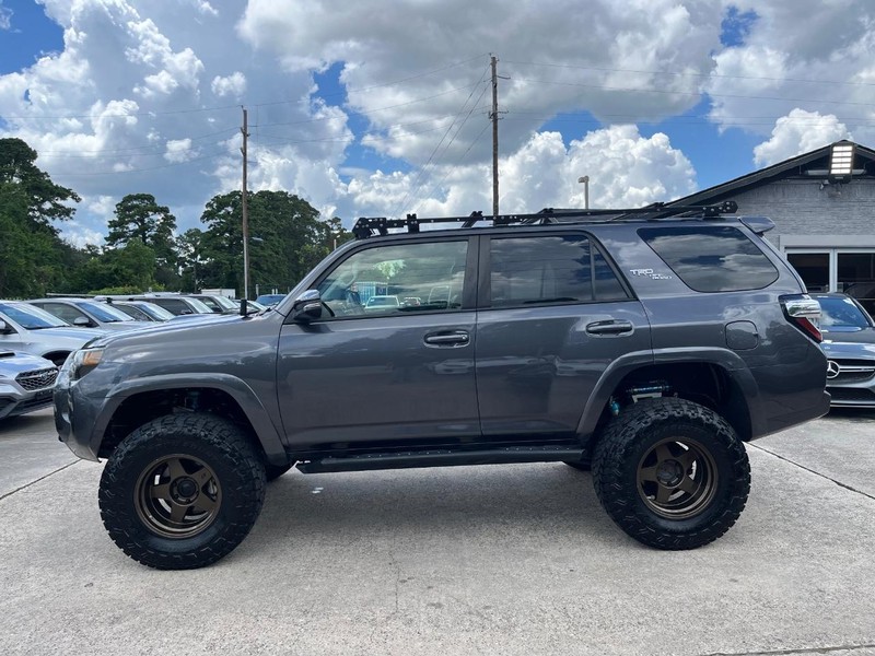 Toyota 4Runner Vehicle Full-screen Gallery Image 09