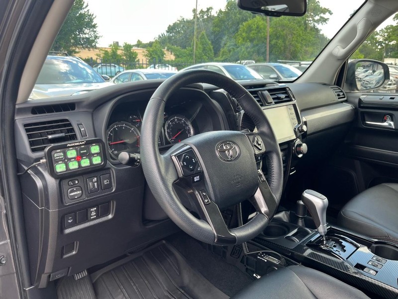 Toyota 4Runner Vehicle Full-screen Gallery Image 10