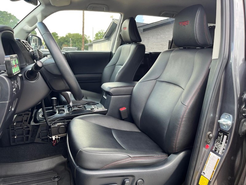Toyota 4Runner Vehicle Full-screen Gallery Image 11