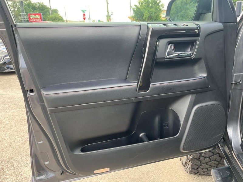 Toyota 4Runner Vehicle Full-screen Gallery Image 12