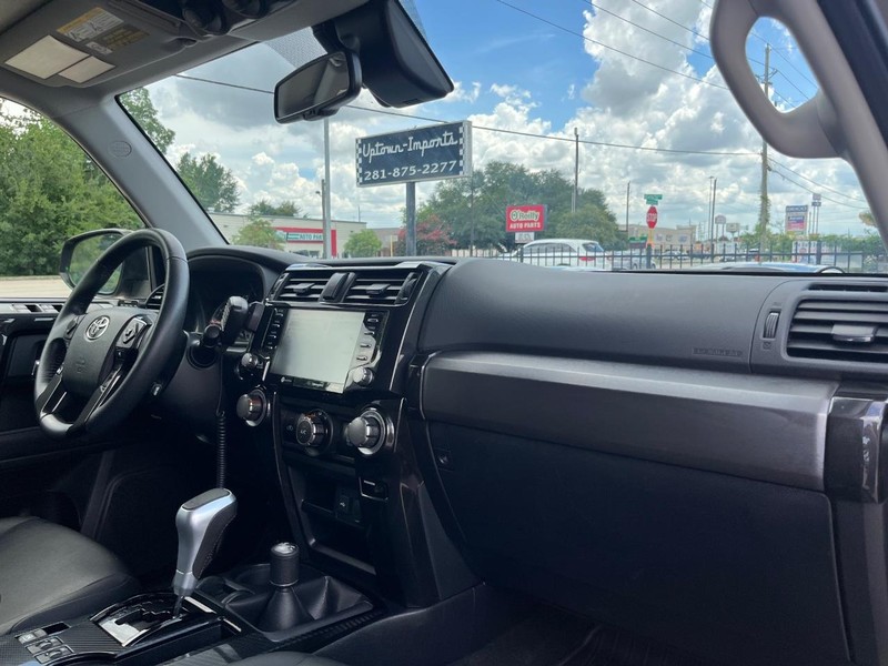 Toyota 4Runner Vehicle Full-screen Gallery Image 13