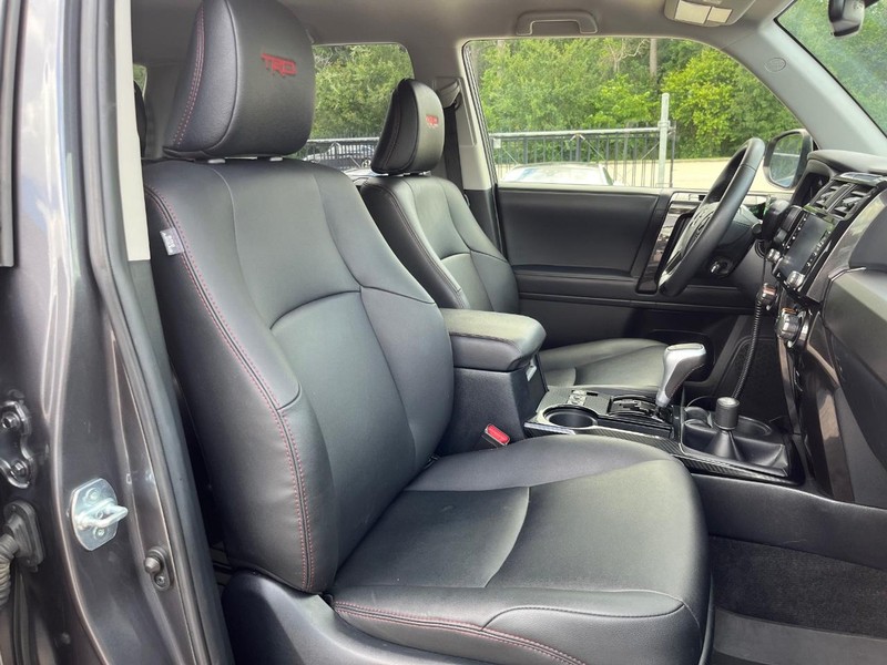 Toyota 4Runner Vehicle Full-screen Gallery Image 14