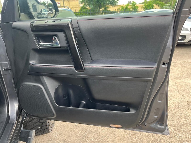 Toyota 4Runner Vehicle Full-screen Gallery Image 15