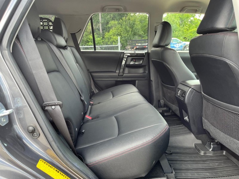 Toyota 4Runner Vehicle Full-screen Gallery Image 16