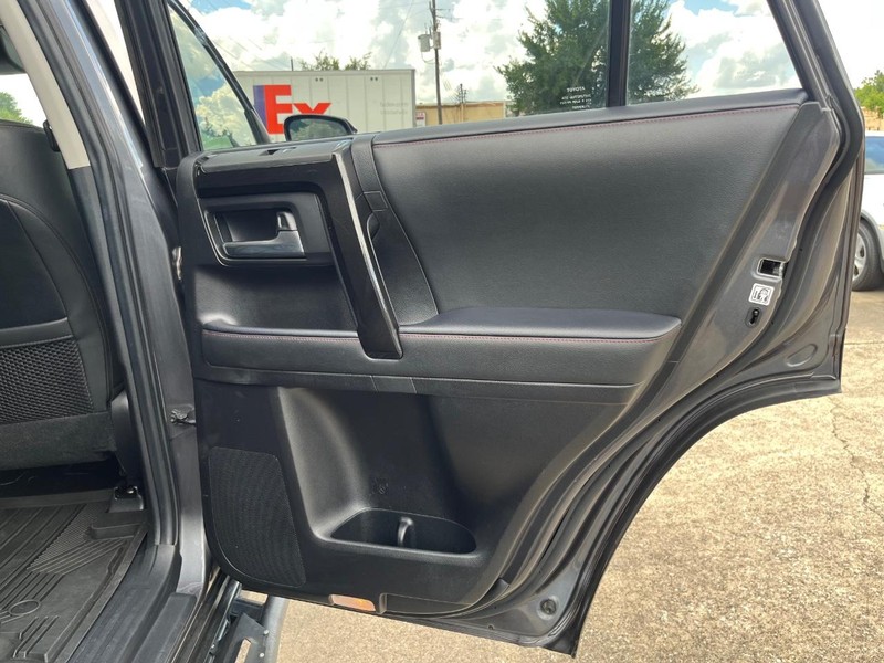 Toyota 4Runner Vehicle Full-screen Gallery Image 17