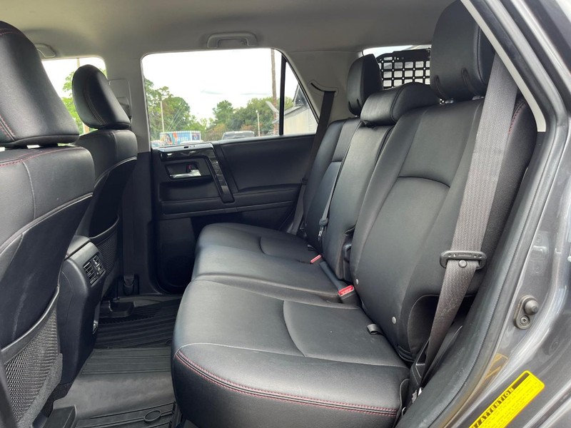 Toyota 4Runner Vehicle Full-screen Gallery Image 18