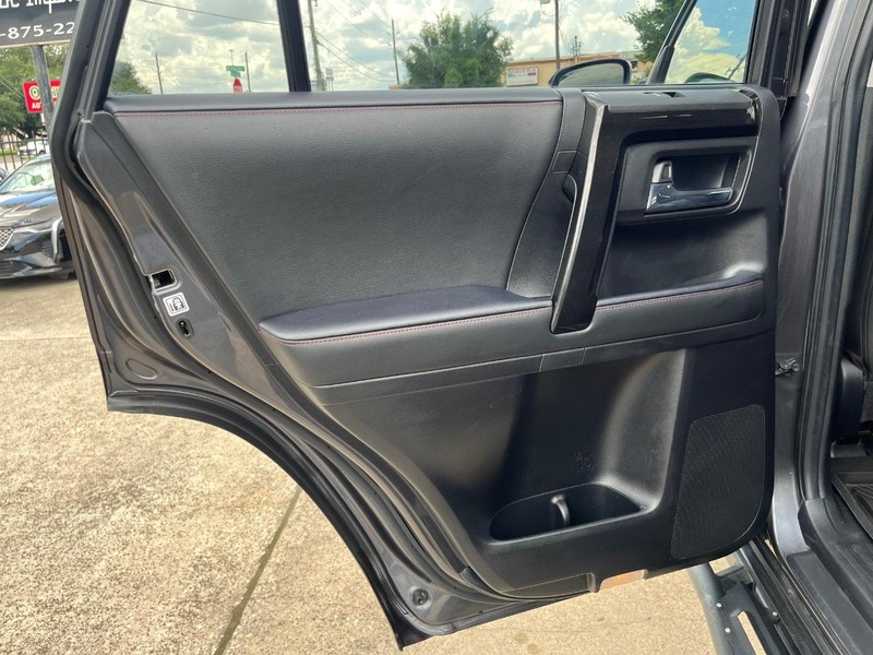 Toyota 4Runner Vehicle Full-screen Gallery Image 19
