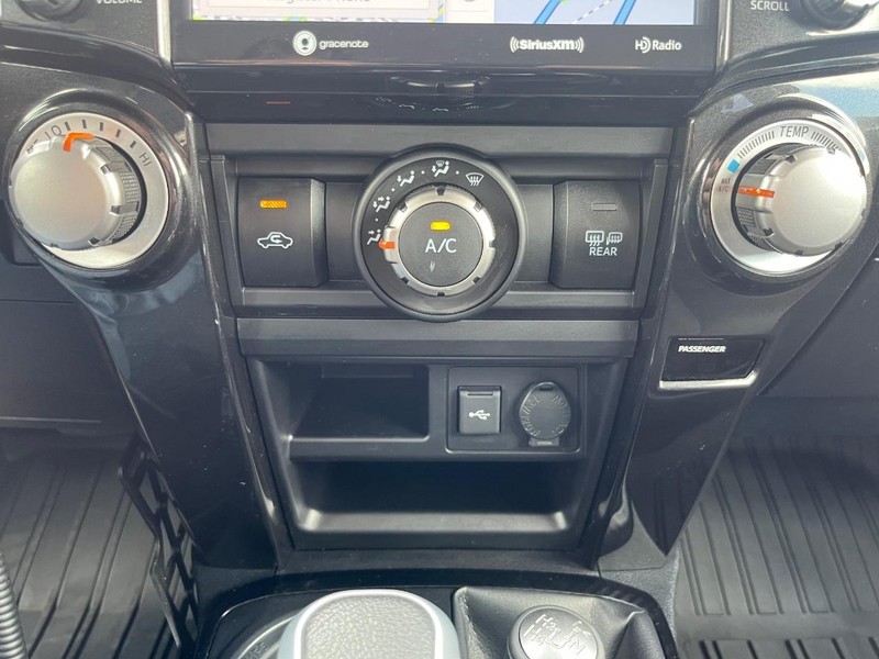 Toyota 4Runner Vehicle Full-screen Gallery Image 23