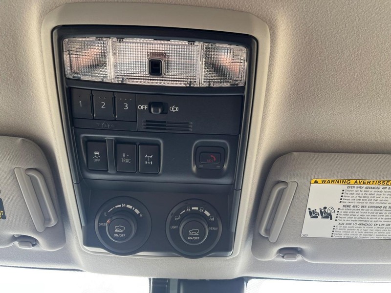 Toyota 4Runner Vehicle Full-screen Gallery Image 28