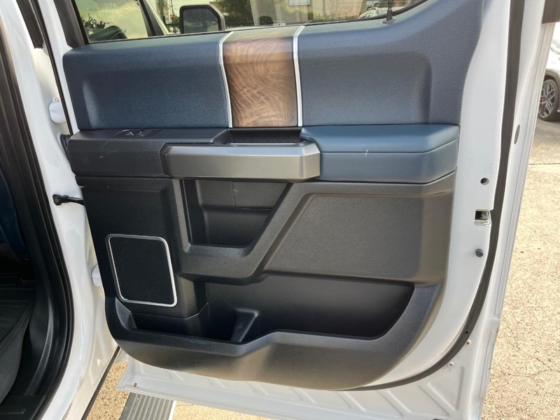 Ford F-150 Vehicle Full-screen Gallery Image 17