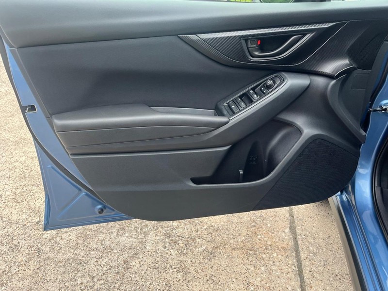 Subaru Crosstrek Vehicle Full-screen Gallery Image 11