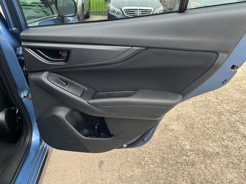 Subaru Crosstrek Vehicle Full-screen Gallery Image 16