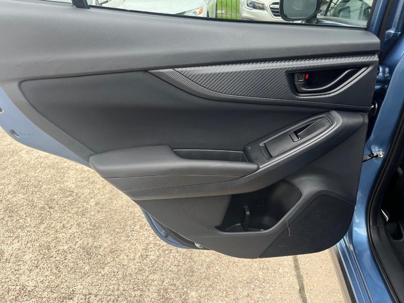 Subaru Crosstrek Vehicle Full-screen Gallery Image 18