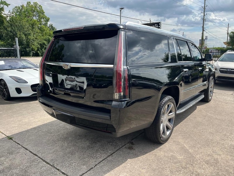 Cadillac Escalade ESV Vehicle Full-screen Gallery Image 06