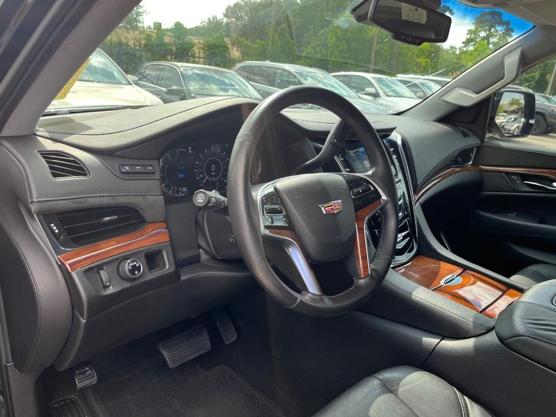 Cadillac Escalade ESV Vehicle Full-screen Gallery Image 10