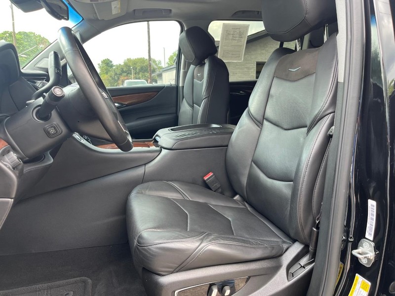 Cadillac Escalade ESV Vehicle Full-screen Gallery Image 11