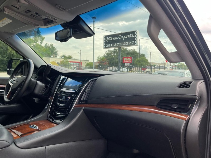 Cadillac Escalade ESV Vehicle Full-screen Gallery Image 13