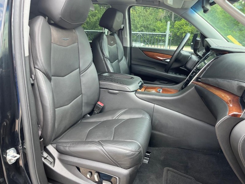 Cadillac Escalade ESV Vehicle Full-screen Gallery Image 14