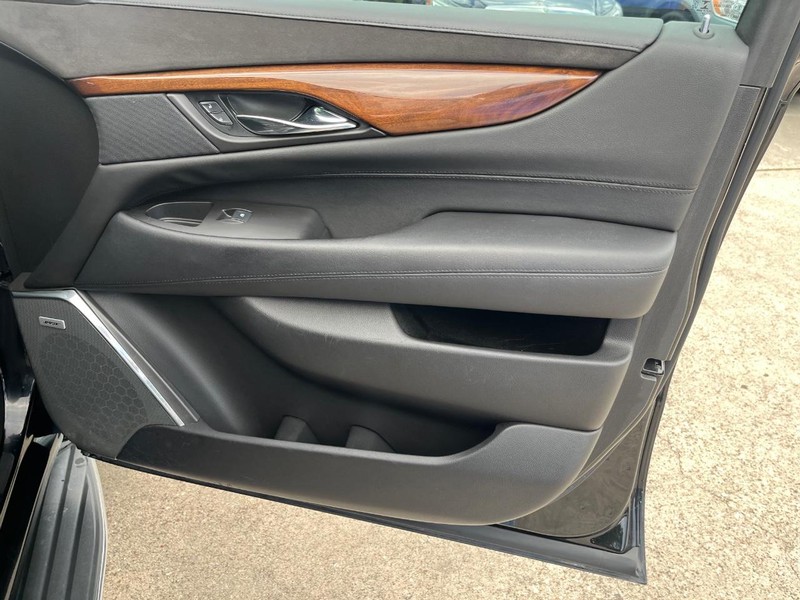 Cadillac Escalade ESV Vehicle Full-screen Gallery Image 15
