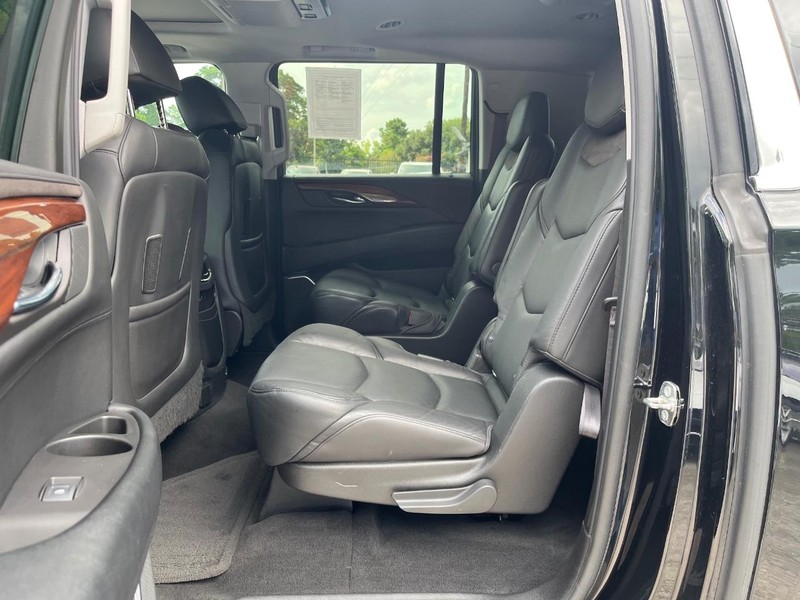 Cadillac Escalade ESV Vehicle Full-screen Gallery Image 16