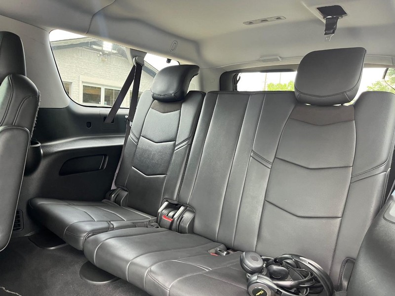 Cadillac Escalade ESV Vehicle Full-screen Gallery Image 17