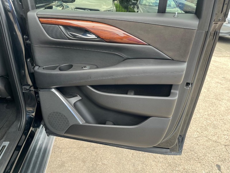 Cadillac Escalade ESV Vehicle Full-screen Gallery Image 18