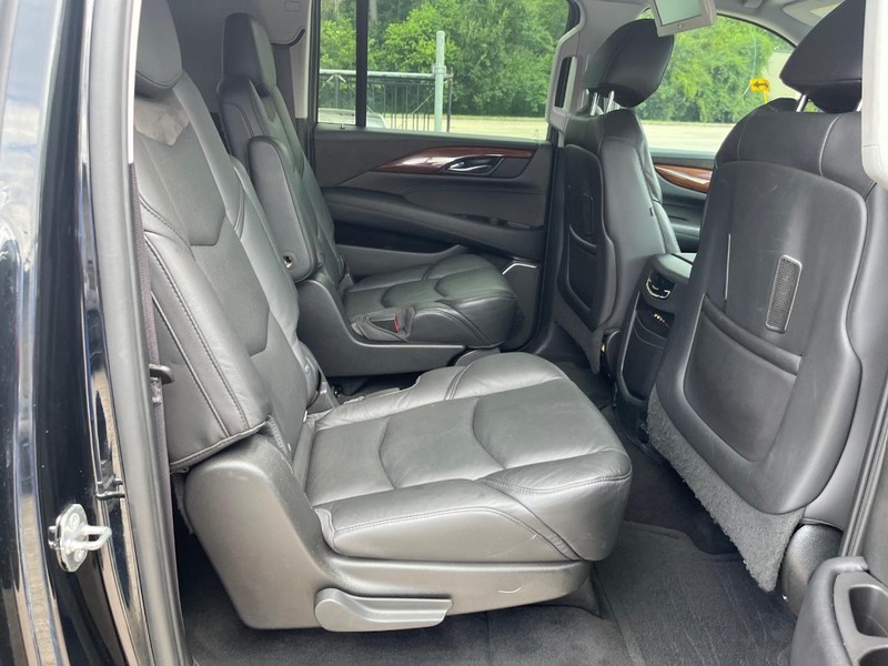 Cadillac Escalade ESV Vehicle Full-screen Gallery Image 19