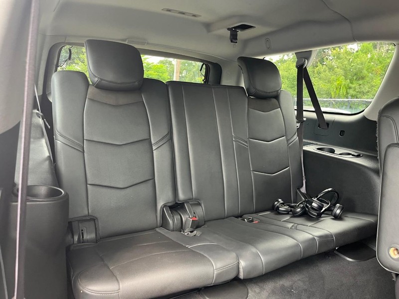 Cadillac Escalade ESV Vehicle Full-screen Gallery Image 20