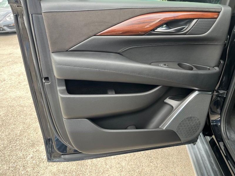 Cadillac Escalade ESV Vehicle Full-screen Gallery Image 21