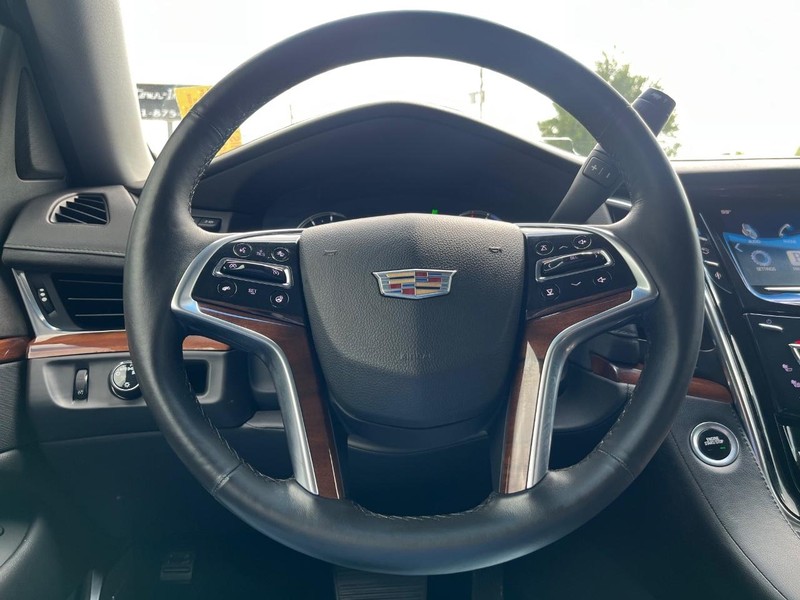 Cadillac Escalade ESV Vehicle Full-screen Gallery Image 22