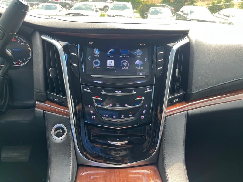 Cadillac Escalade ESV Vehicle Full-screen Gallery Image 24