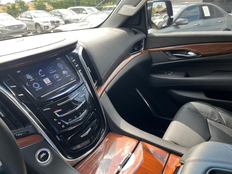 Cadillac Escalade ESV Vehicle Full-screen Gallery Image 27