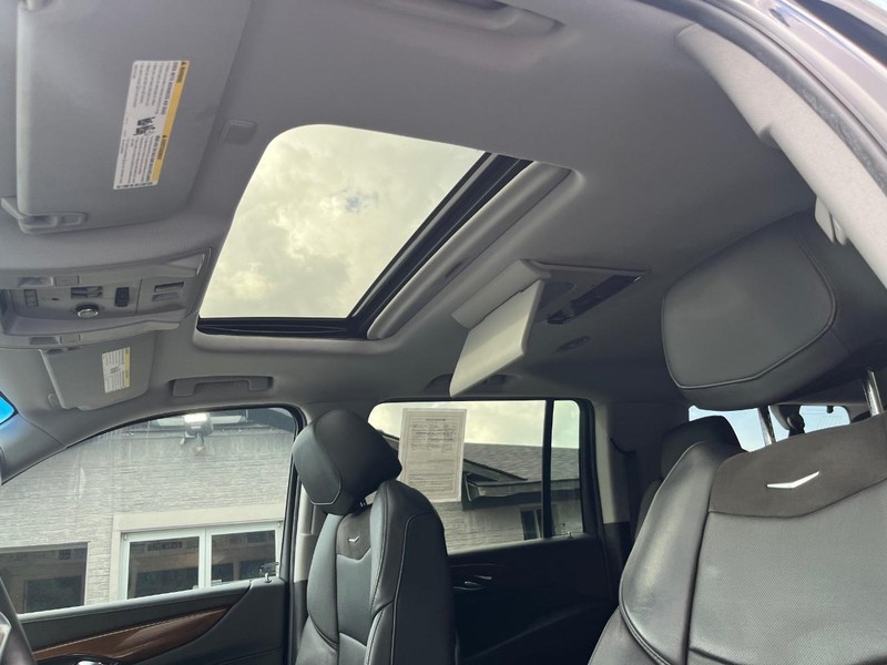 Cadillac Escalade ESV Vehicle Full-screen Gallery Image 29