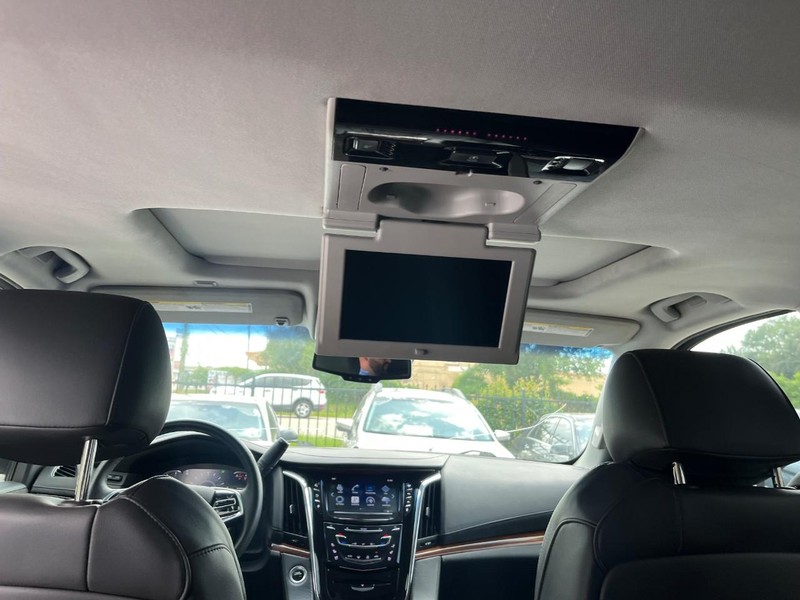 Cadillac Escalade ESV Vehicle Full-screen Gallery Image 30